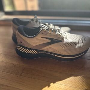Brooks Adrenaline GTS 23, womens’s size 7.5 2E